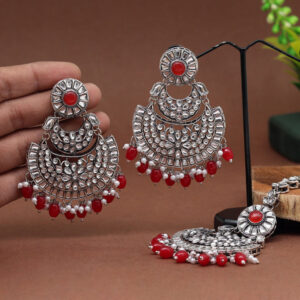 Red Color Kundan Earrings With Maang Tikka