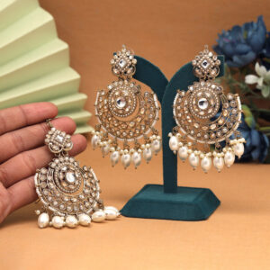 Gold Color Kundan Earrings With Maang Tikka