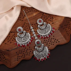 Red Color Kundan Earrings With Maang Tikka - Image 2